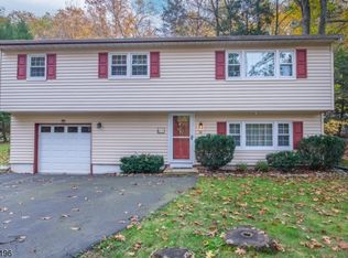 58 Elm St W, Hewitt, NJ 07421