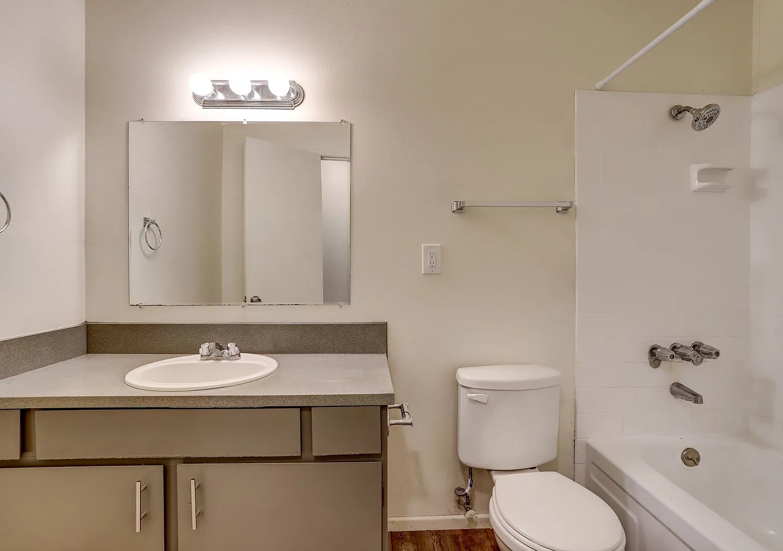 119 - Tyee Apartments — Photo 3