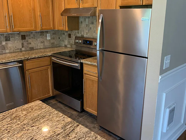 12500 SW Karen St #6 — Photo 3