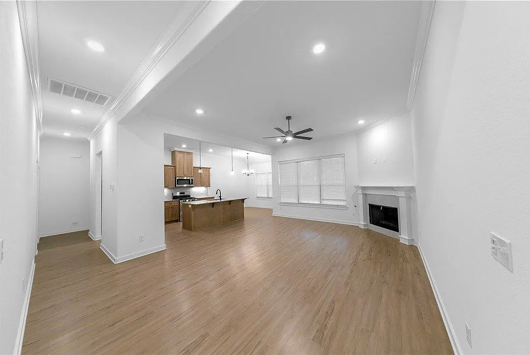 3 bed, 1983 sqft, $2,100 — Photo 3