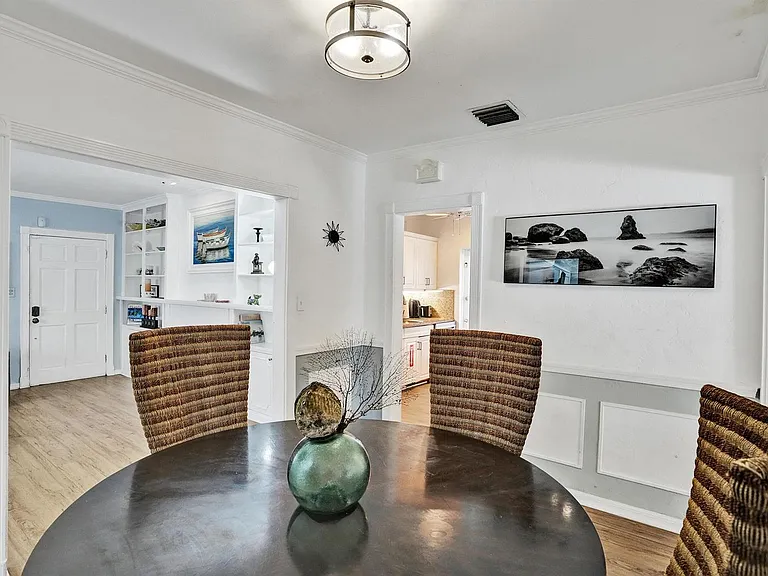 530 NE 11th Ave — Photo 3