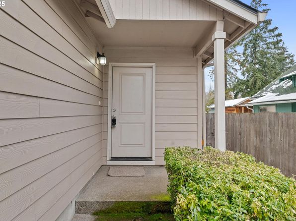 salem-oregon-2101567058 picture