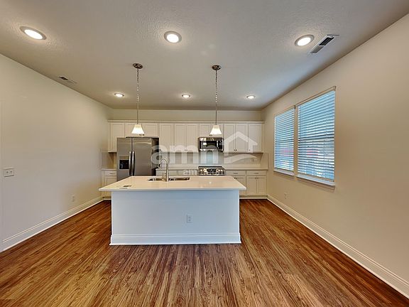 3rd image of 942 Castor Dr