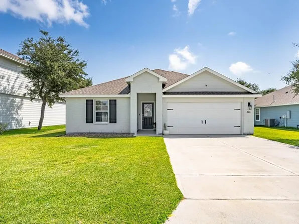 121 Antigua Dr, Rockport, TX 78382