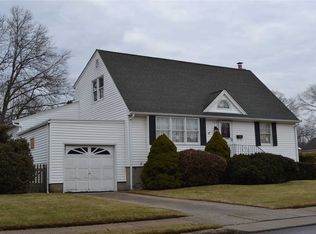 369 Pennsylvania Ave, Massapequa Park, NY 11762