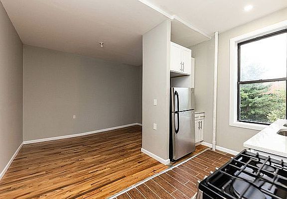 5th image of 511 Willoughby Ave APT 4
