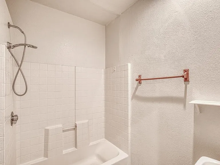 638 E 1st St #2 — Photo 26