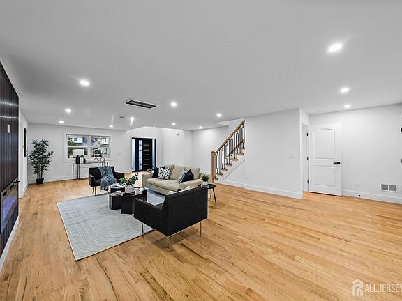 5th image of 187 Hadley Ave