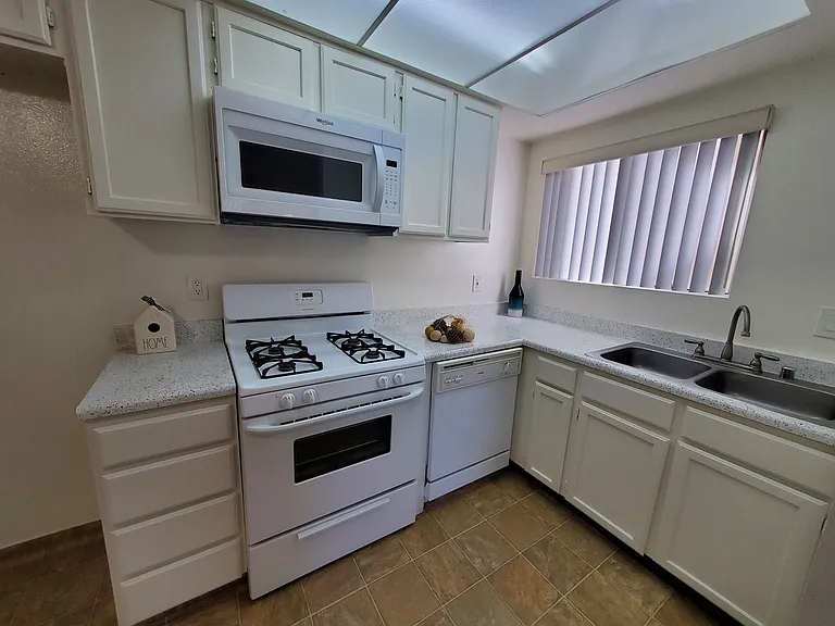 Farmdale Court Apartments — Photo 18