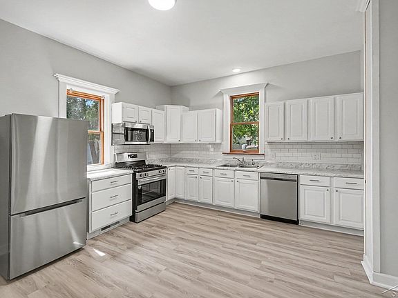4th image of 804 E Smith St