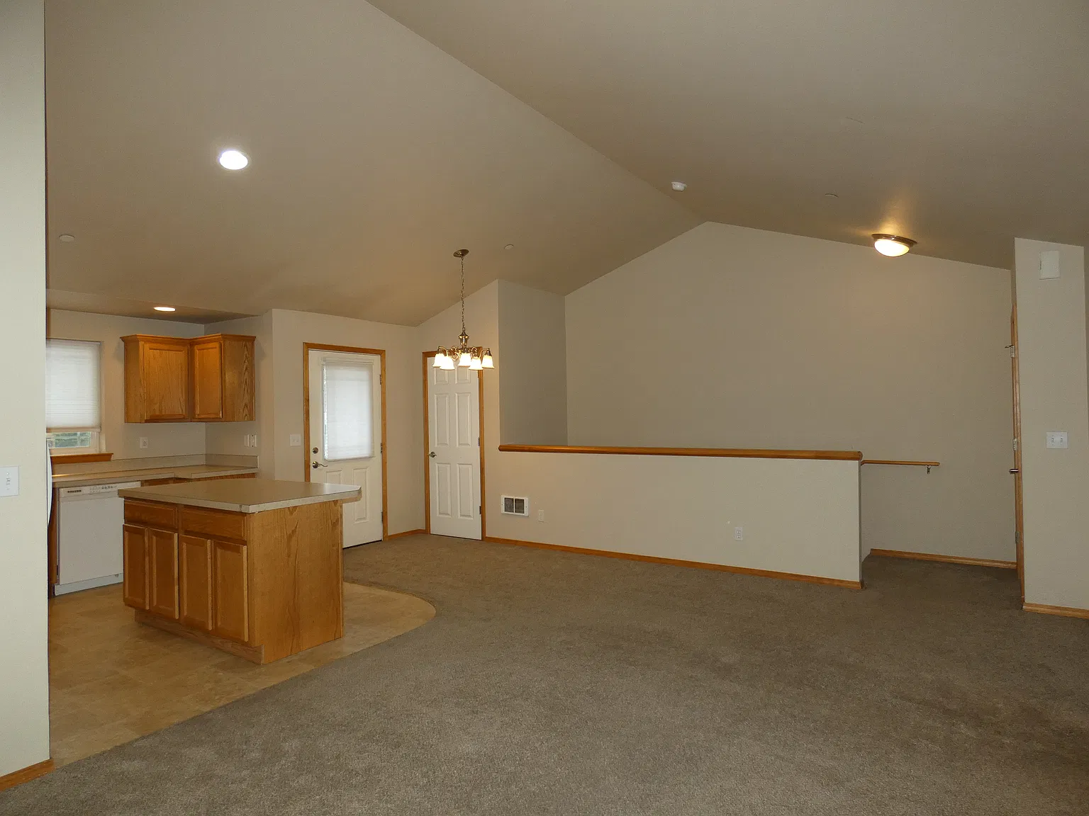 2 bed, 975 sqft, $1,675 — Photo 2