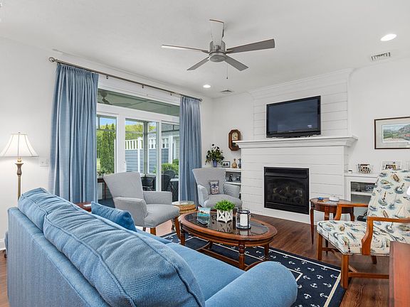 4th image of 2621 Chateau Dr