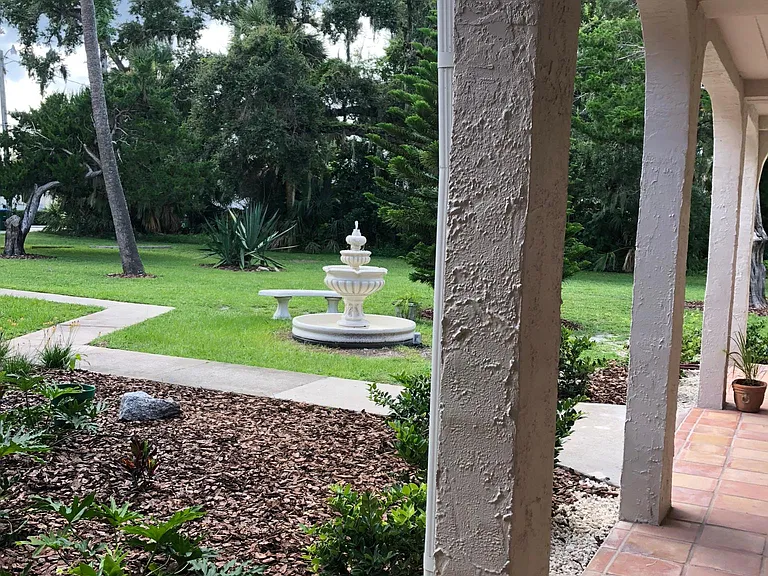 320 S Riverside Dr — Photo 3