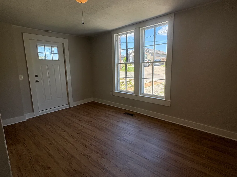 302 15th Ave W
