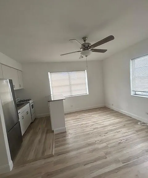 Side view of living room with space saving granite bar - led ceiling fans and really nice mini blinds
