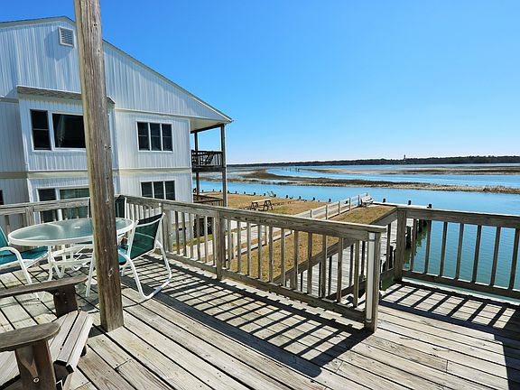 Spacious Deck Off LR