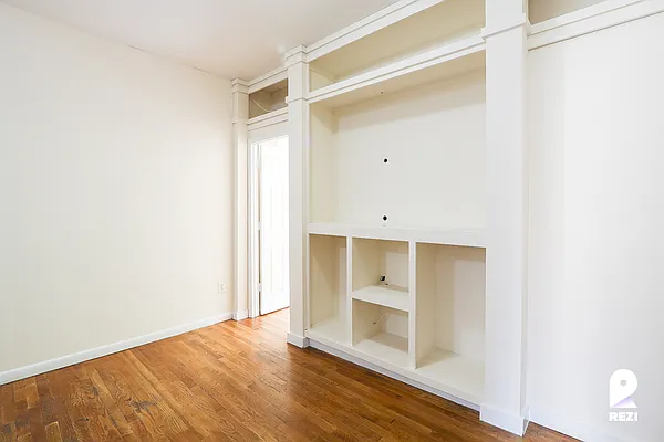 Rented by REZI | media 22