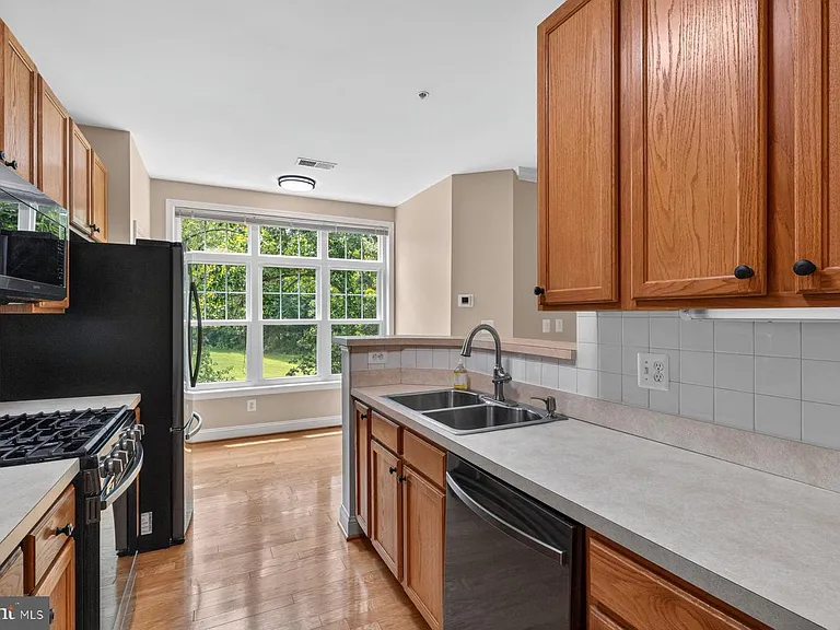 2111 Ganton Grn #208E — Photo 11