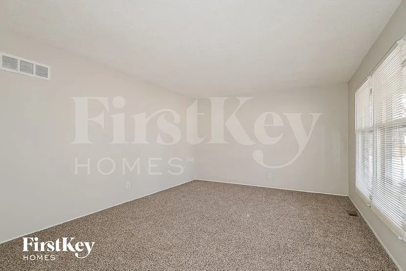 3 bed, 1.5 bath, 1025 sqft, $1,825 — Photo 3