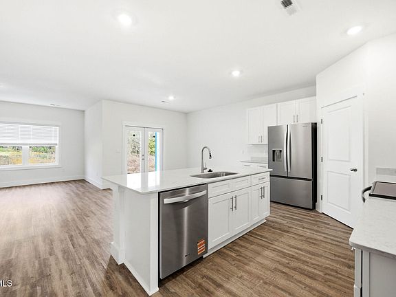 5th image of 686 Saint Andrews Dr