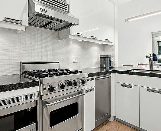 3rd image of 261 W 28th St APT 3C