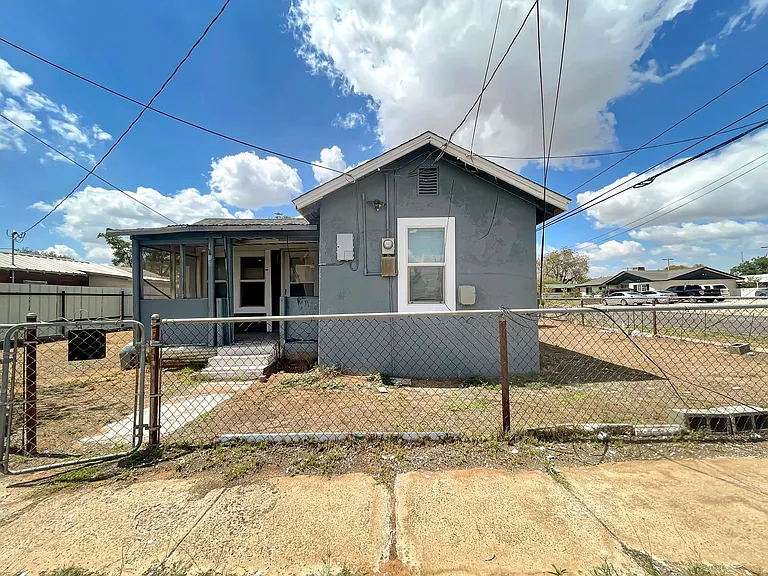 319 N Houston St — Photo 2