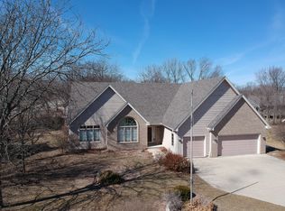 4589 S 119th St, Greenfield, WI 53228