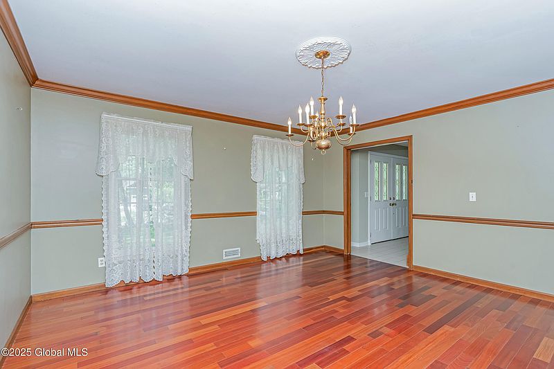 5th image of 331 Wellington Road