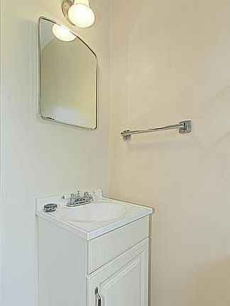 En suite bath in 1st floor bedroom