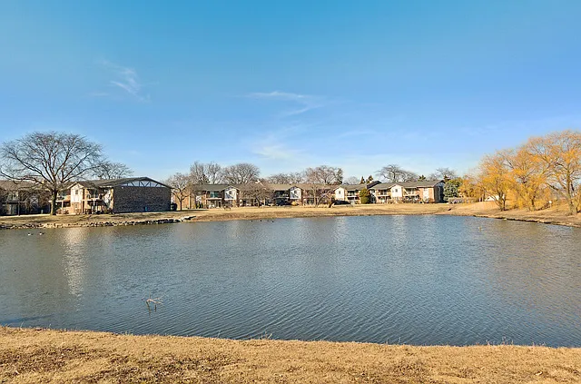 9S120 Lake Dr #201 — Photo 15