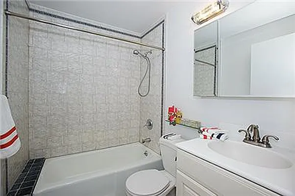 Sold by R New York | media 9
