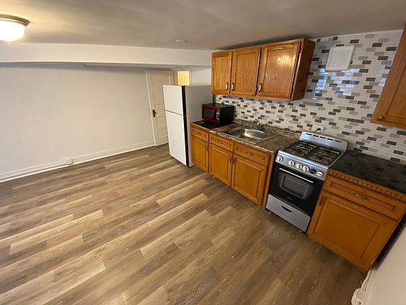 4th image of 940 N Oakley Blvd
