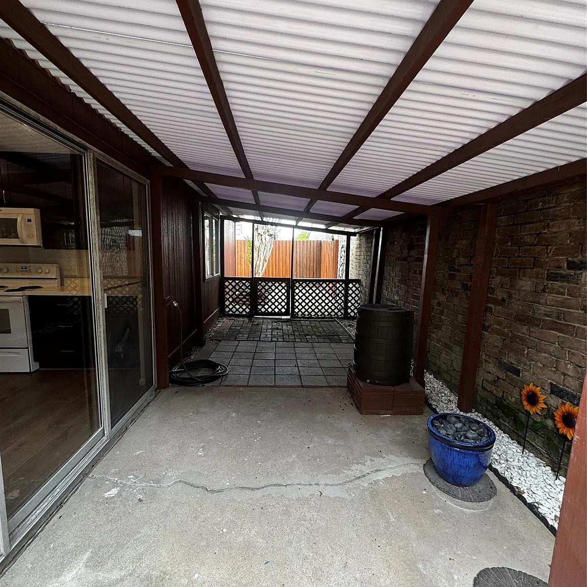 3 bed, 2.0 bath, 1959 sqft, $2,000 — Photo 2