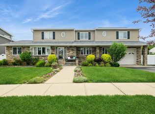 2350 Narraganset Ave, Seaford, NY 11783