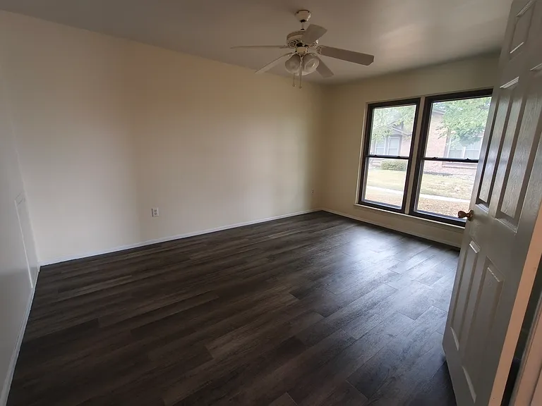 2737 Roundtree Dr — Photo 10