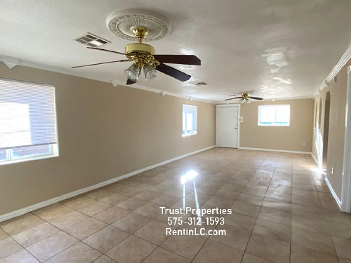Great 4/2, all tile, close to Shops. Pets welcome — Photo 2