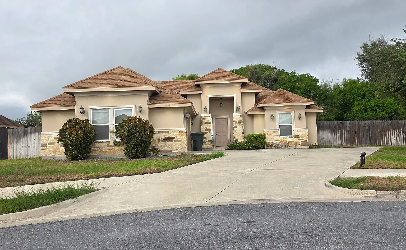 4 bed, $1,875 — Photo 1