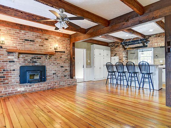 4th image of 586 Kenmore Rd