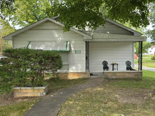 211 Maple St, Zeigler, IL 62999