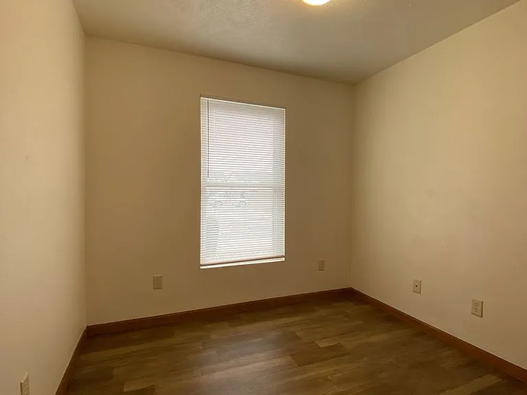 275 Woodridge Ct — Photo 43