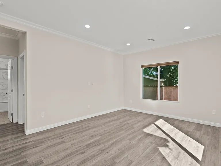 6715 Cedros Ave — Photo 10