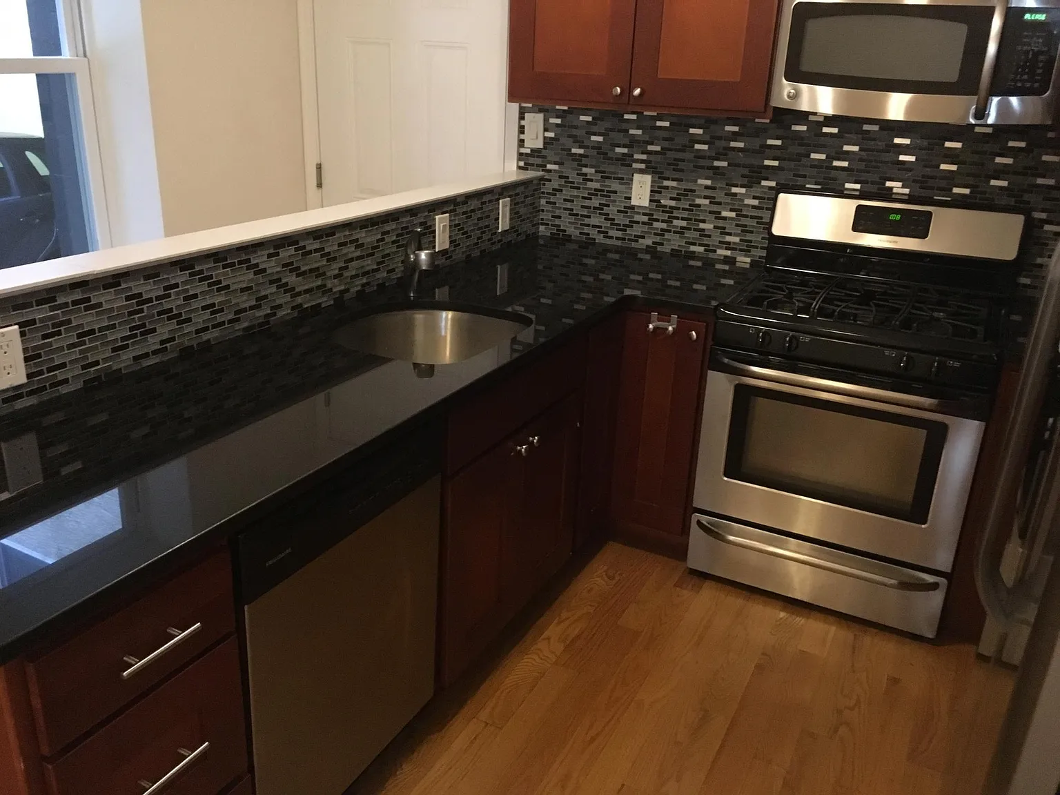 3 bed, 1100 sqft, $2,050 — Photo 3