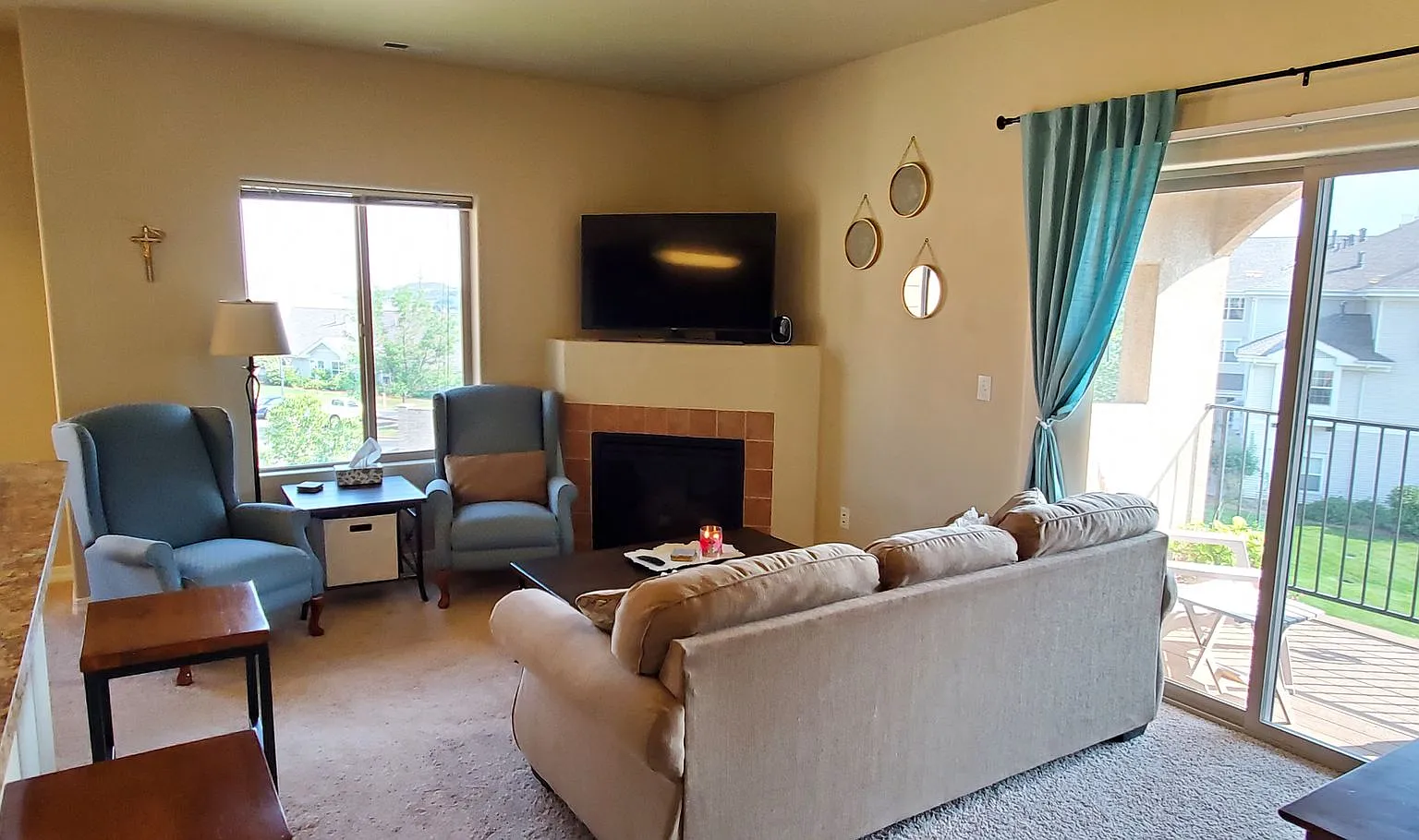 Beautiful 3 Bed 2 Bath Condo with Amazing Mountain Views — Photo 3