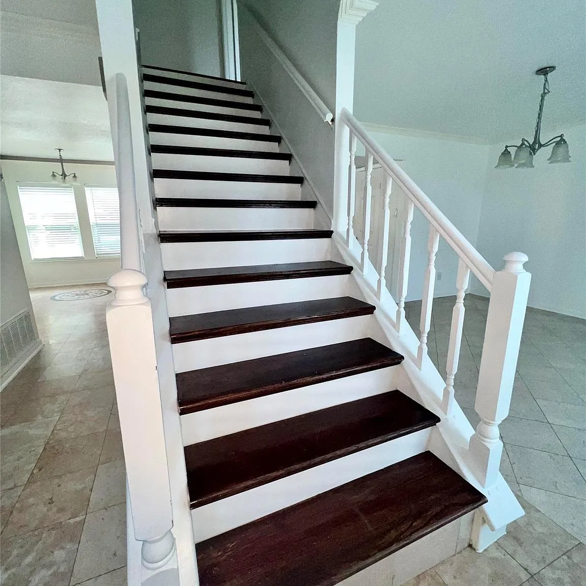 5 bed, 3.5 bath, 2464 sqft, $2,700 — Photo 3