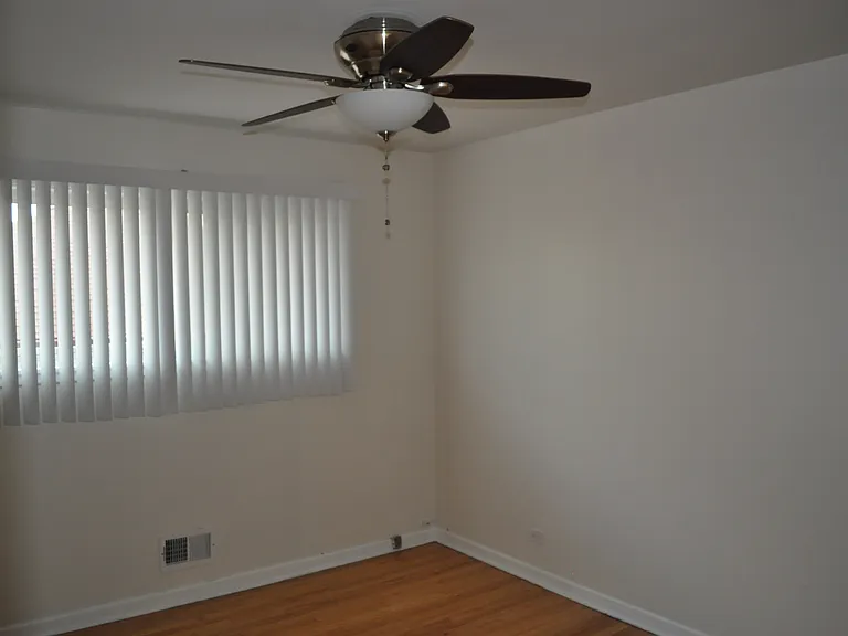 7343 N Kenneth Ave — Photo 2