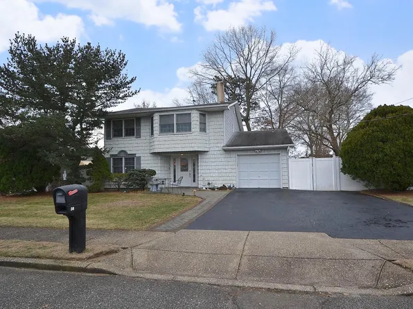 38 Namrof Lane, Holbrook, NY 11741