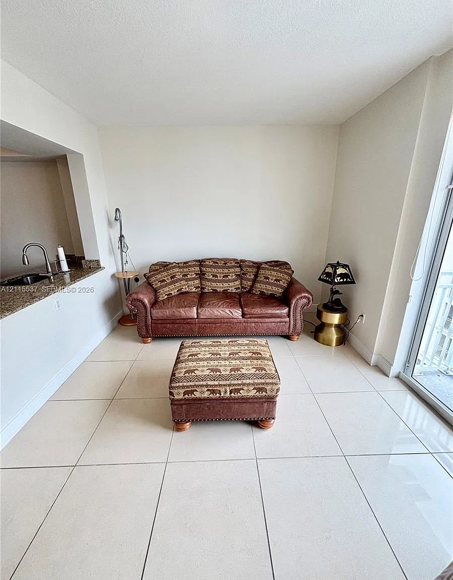 Downtown Dadeland Condo N — Photo 2