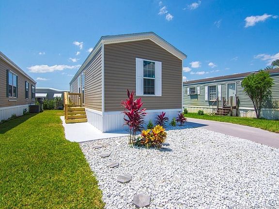 3rd image of 315 NE Cardinal Ln
