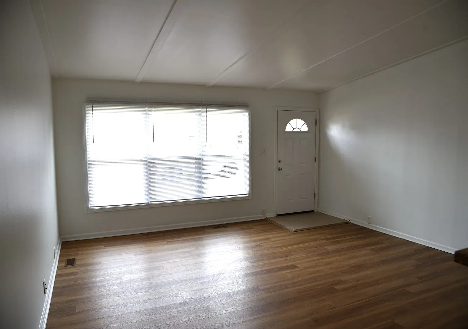 3 bed, 1.5 bath, 1092 sqft, $2,500 — Photo 2