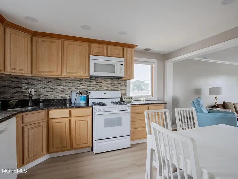 32 Howland Ave — Photo 6